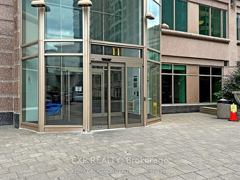 11 Lee Centre Dr #702