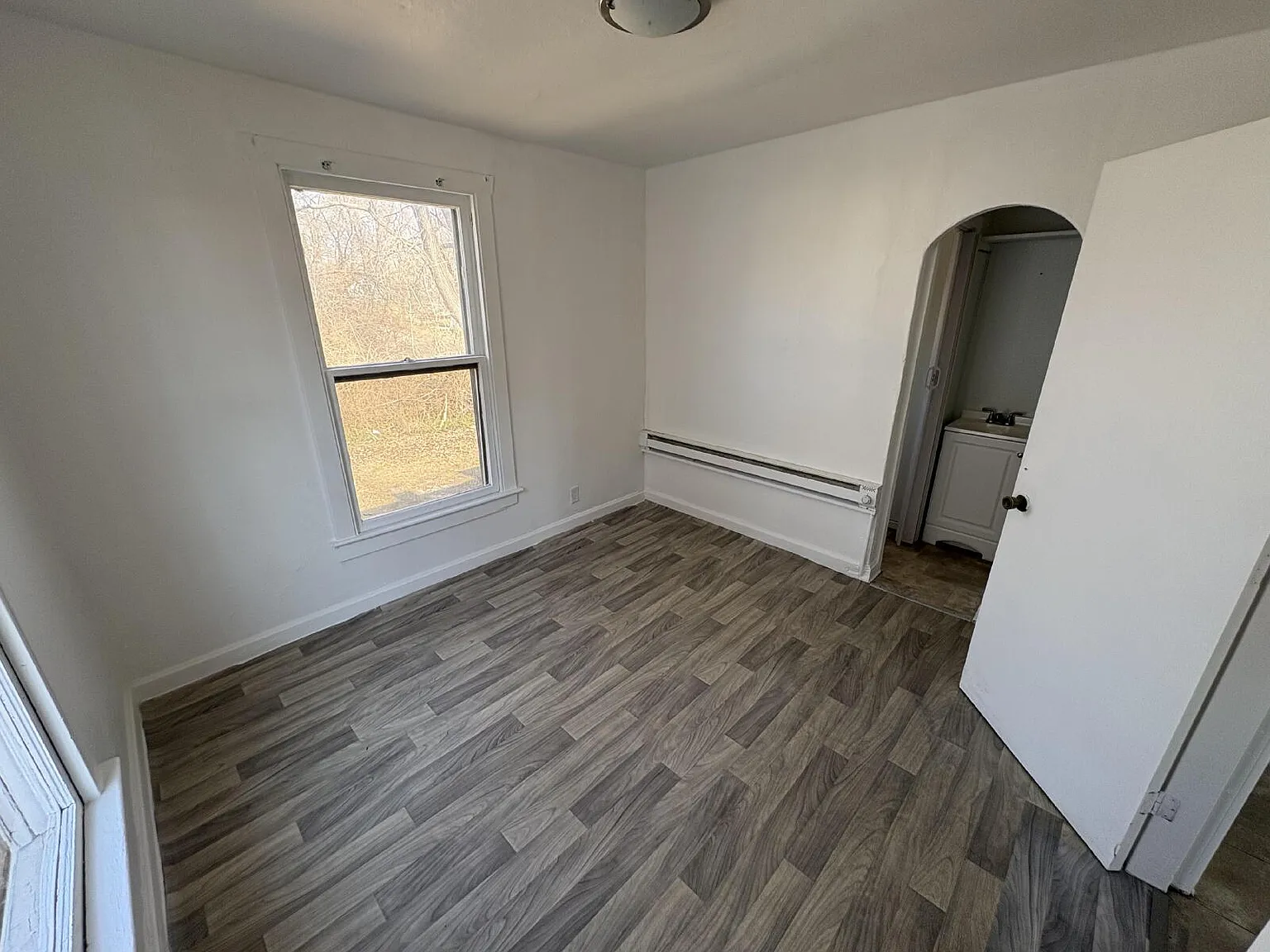 1 bed, 1.0 bath, 812 sqft, $900 — Photo 2