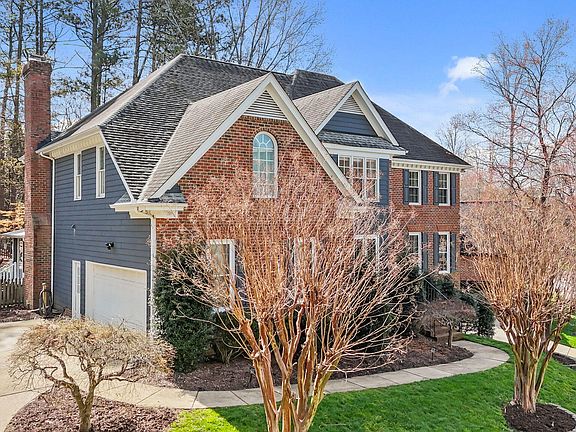 2nd image of 117 Fox Briar Ln