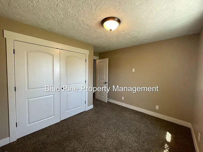 1201 N Skyline Dr #4 — Photo 8