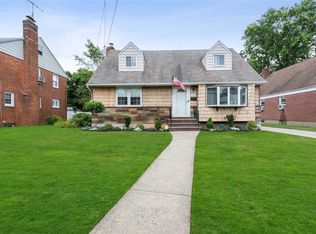 155 Locust St, Floral Park, NY 11001