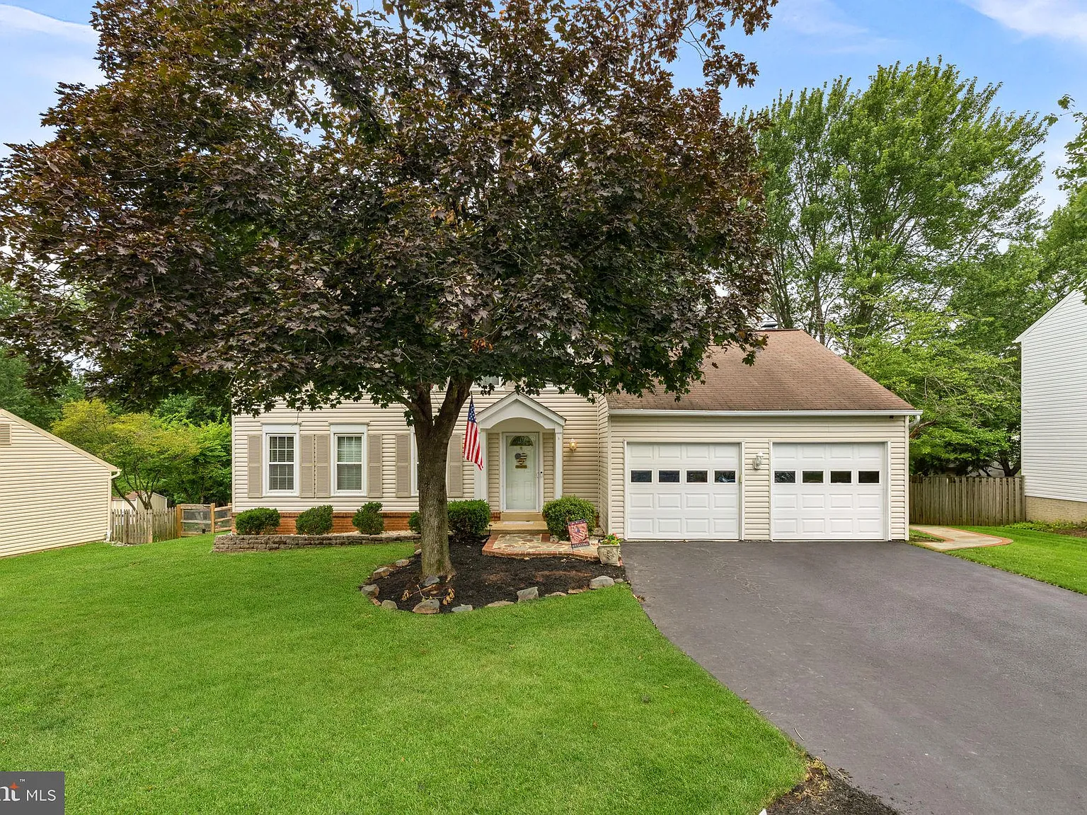 4 bed, 2.5 bath, 2304 sqft, $4,000 — Photo 2