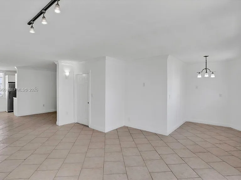 713 Collins Ave #42 — Photo 18