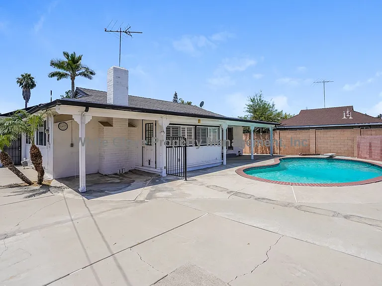 2623 Balfour Ave — Photo 15