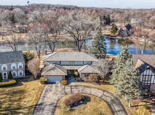 9 Buckingham Dr, Sugar Grove, IL