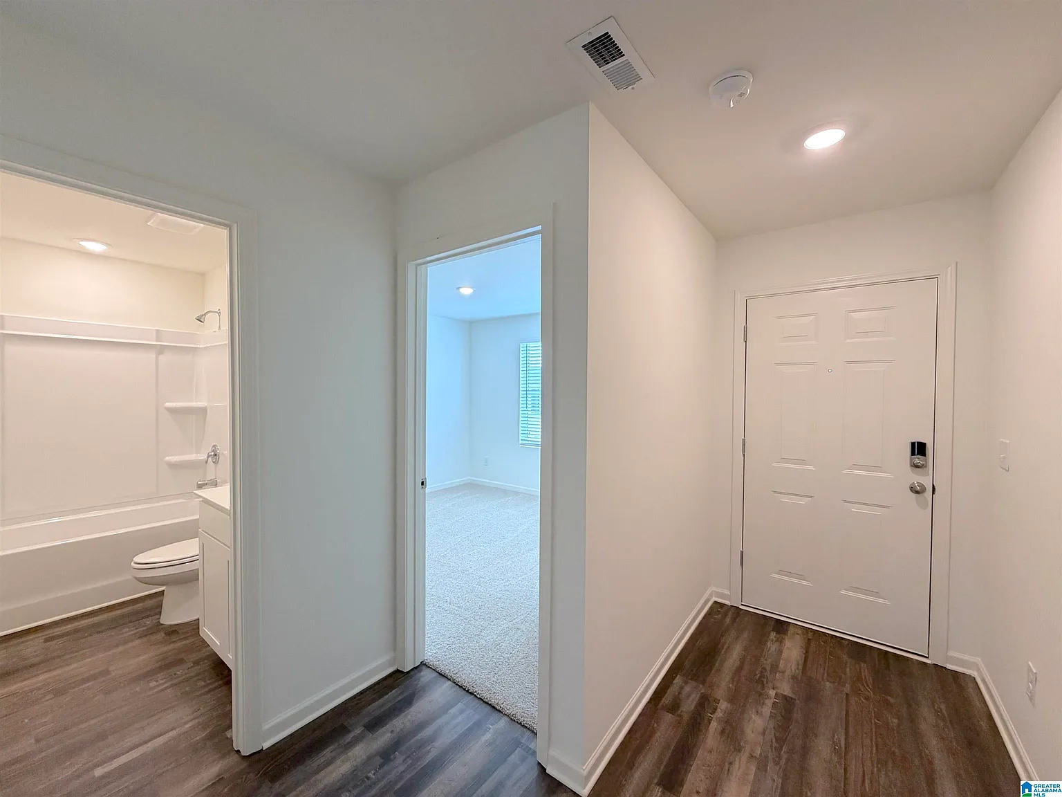 3 bed, 2.0 bath, 1272 sqft, $1,799 — Photo 2