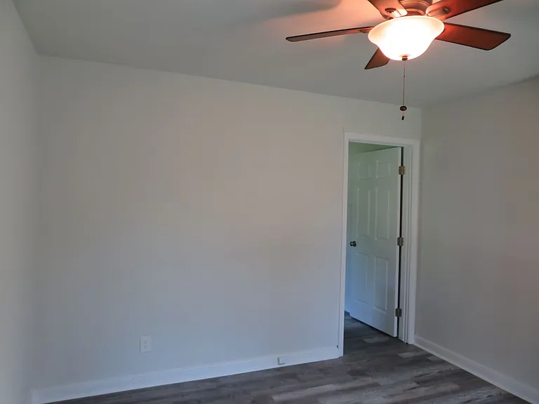 913 Priam St — Photo 2