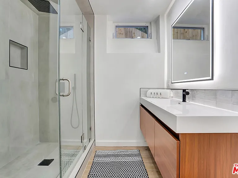 1145 S Longwood Ave — Photo 41