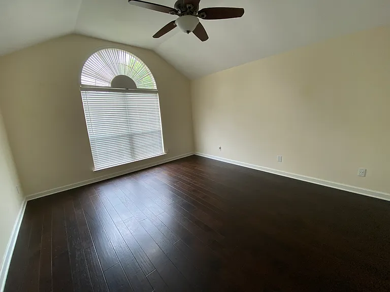 1011 Michelson Ln — Photo 7