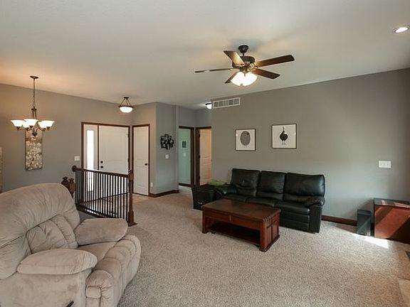 4th image of 710 Prairie St