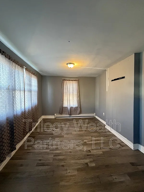 3 bed, 1.0 bath, $2,150 — Photo 3