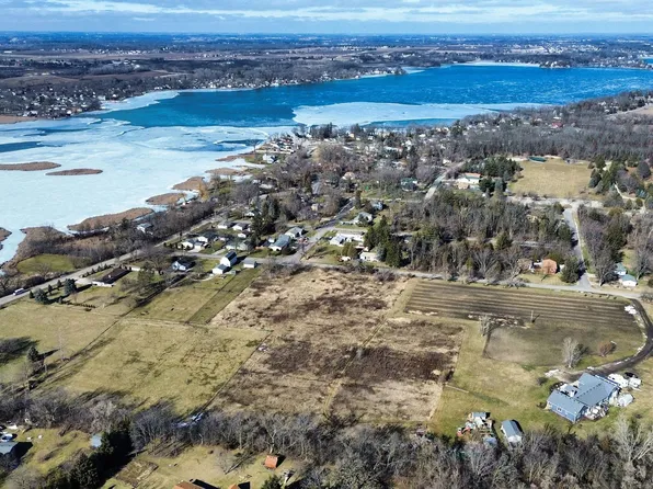 2 Harding Ave, Richmond, IL 60071