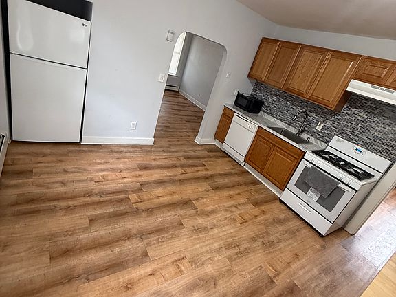 3rd image of 43 Arch St Fl 1