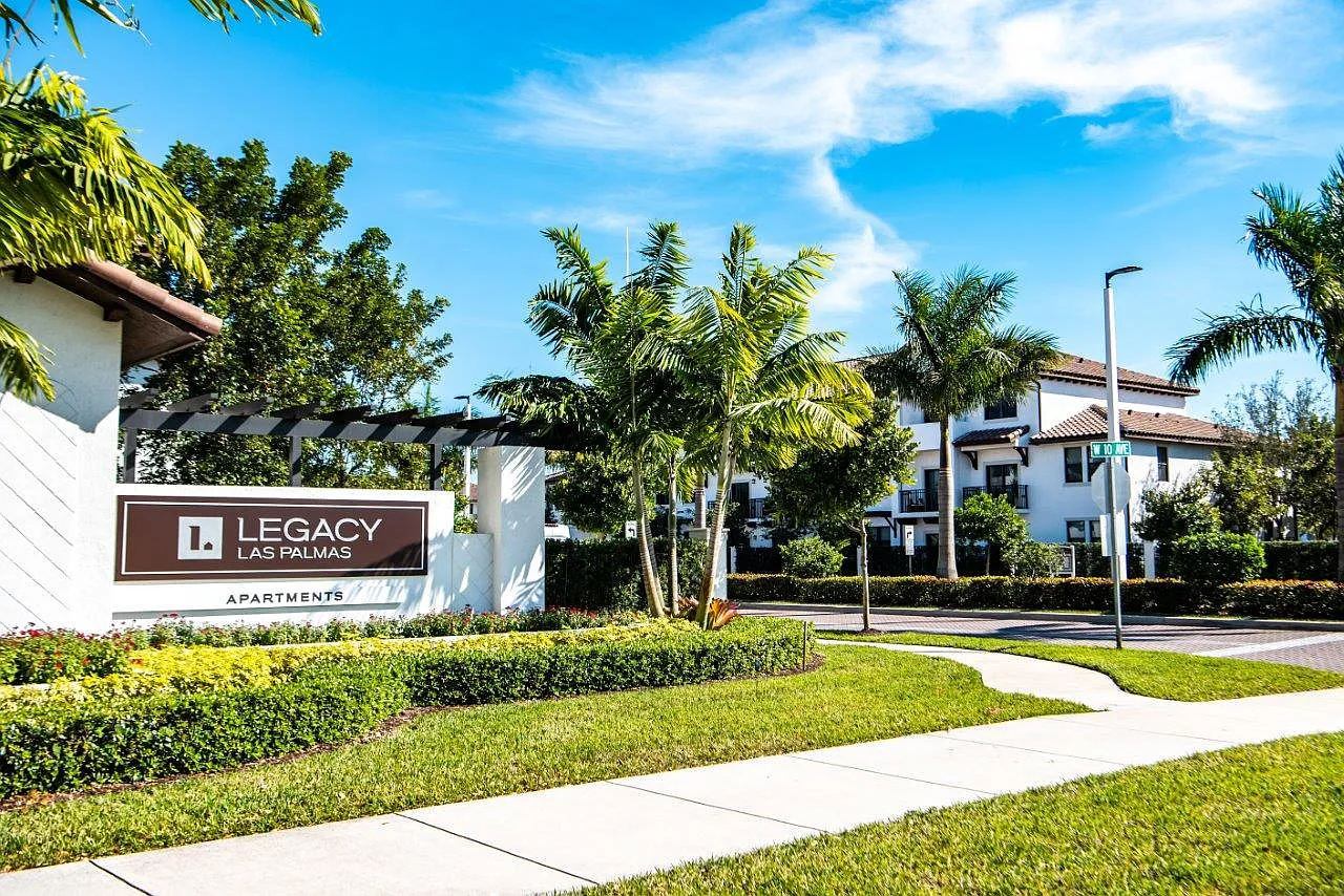 Legacy Las Palmas — Photo 2