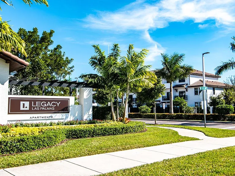 Legacy Las Palmas — Photo 2