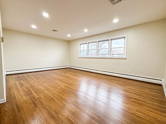 2nd image of 825 Dewey St Floor 2