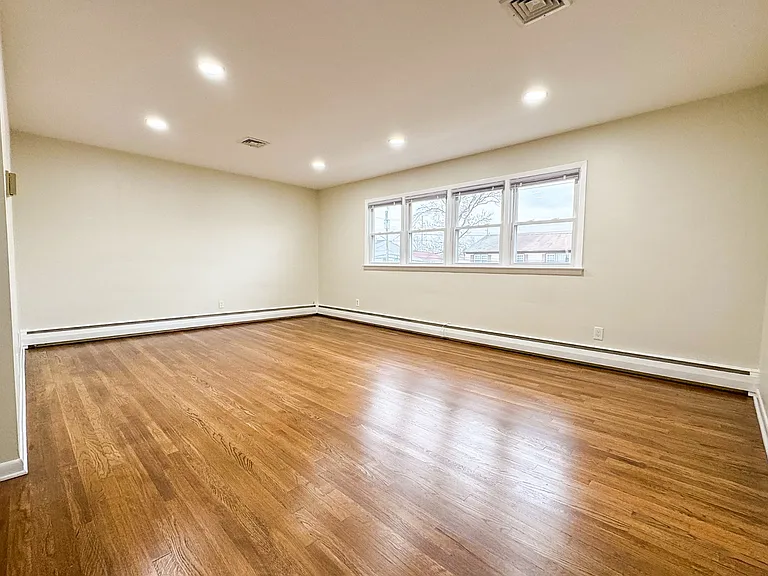 825 Dewey St #2 — Photo 2