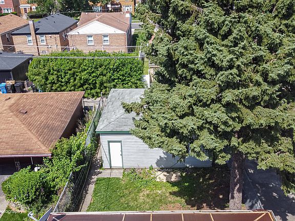 3rd image of 9040 S Oglesby Ave