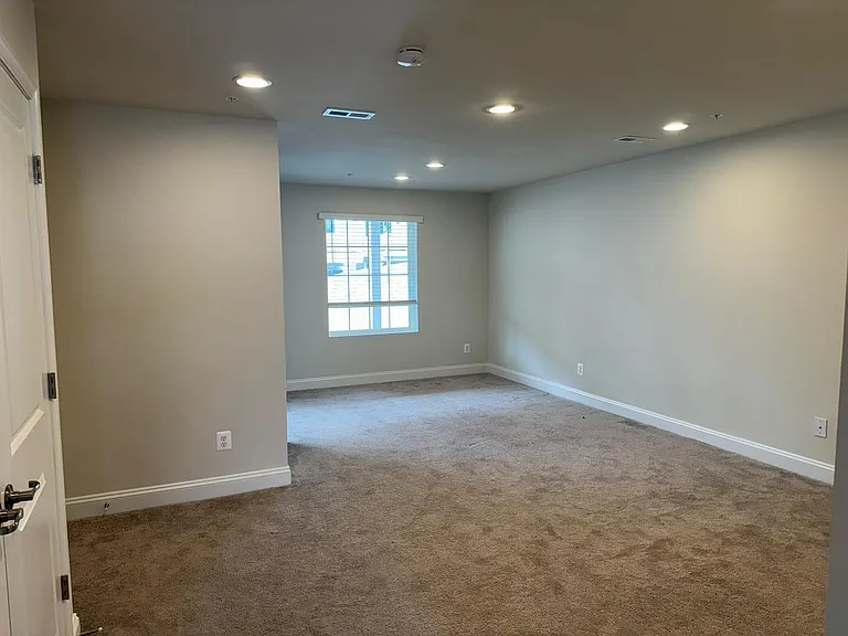 538 Calvert Way — Photo 2