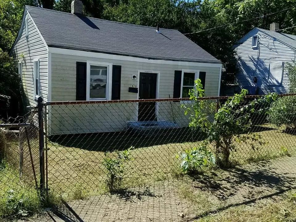 1st image of 1915 Chelsea St