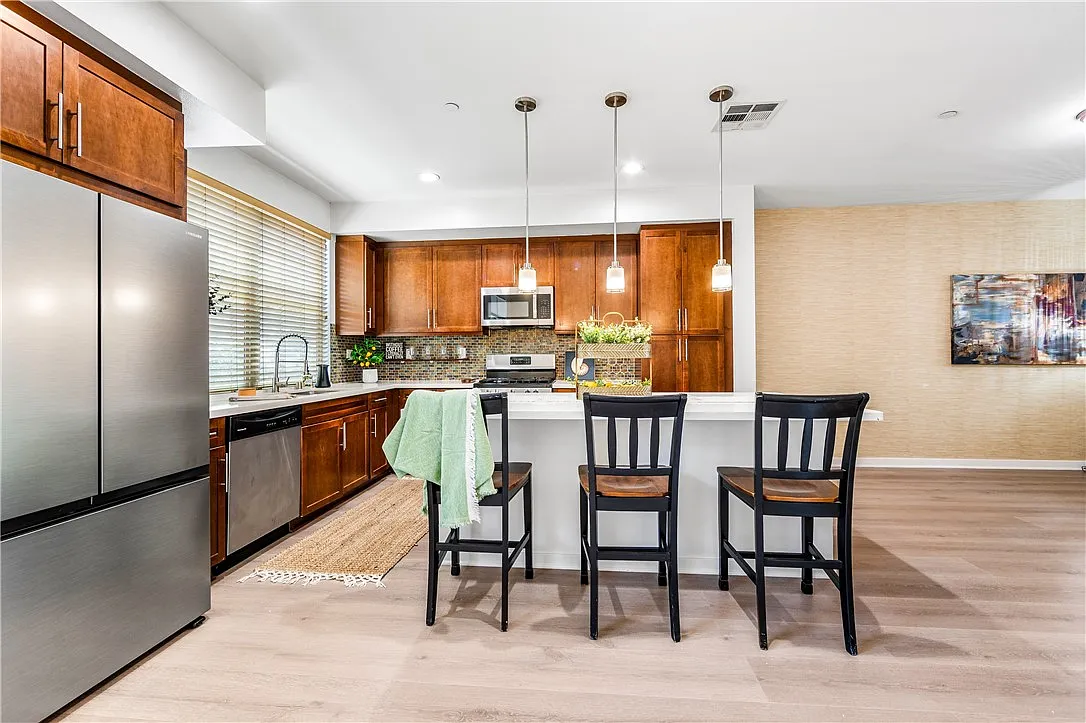 4 bed, 2091 sqft, $4,700 — Photo 1
