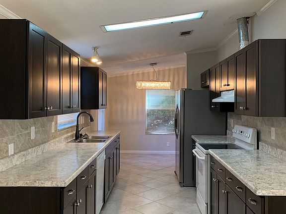 3rd image of 205 Iris Cir