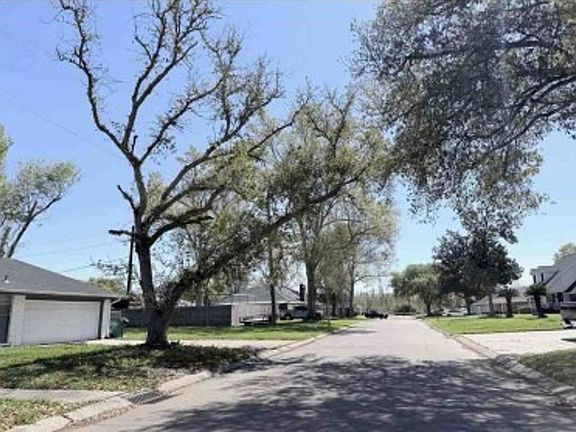 Exterior Neighborhood (street photo)