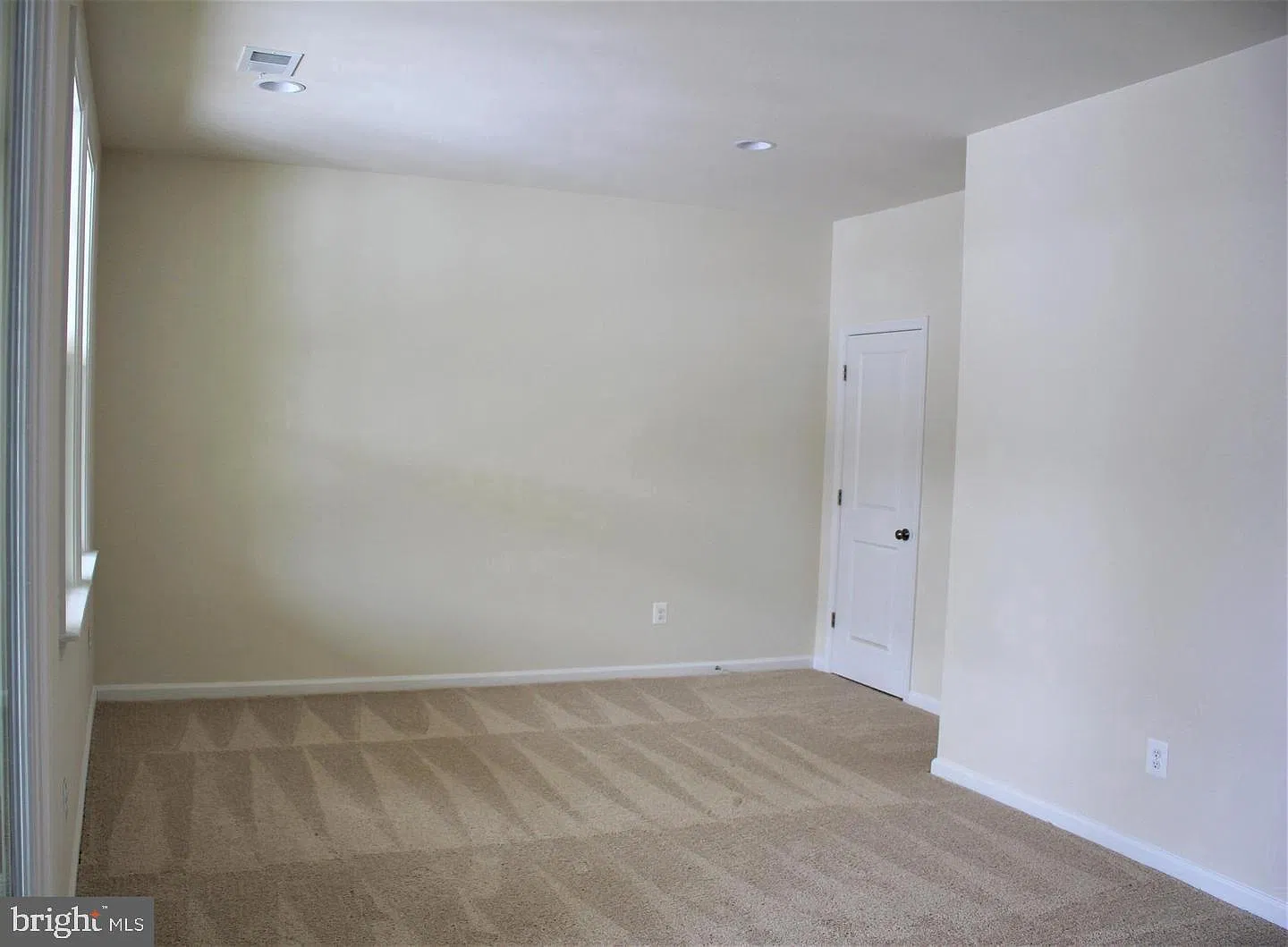 4 bed, 3.5 bath, 2239 sqft, $2,150 — Photo 3