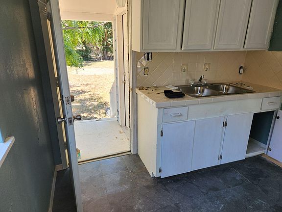 3rd image of 2504 Mary St