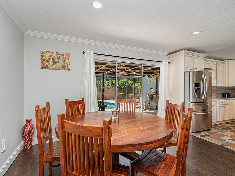 305 Sharon Dr — Photo 4