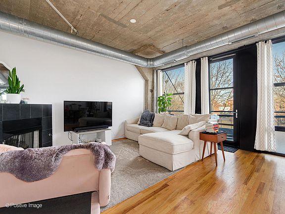 3rd image of 1033 W 14th Pl Unit 222