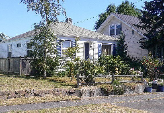 Sits in the middle of the best block in Loyal Heights. Very quiet yet close to easy shopping and tra