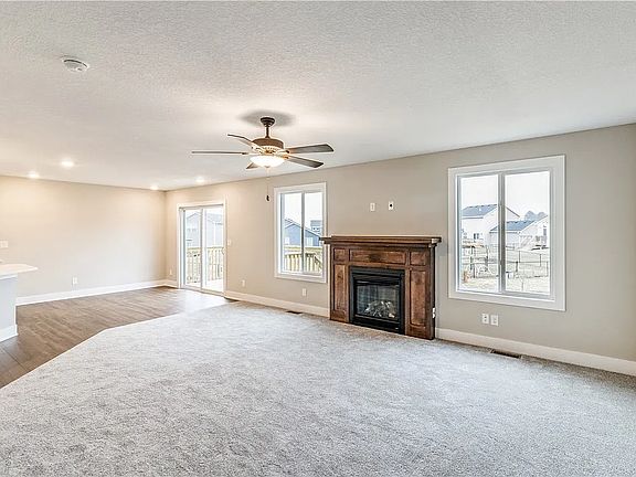 Livingroom with gas fireplace