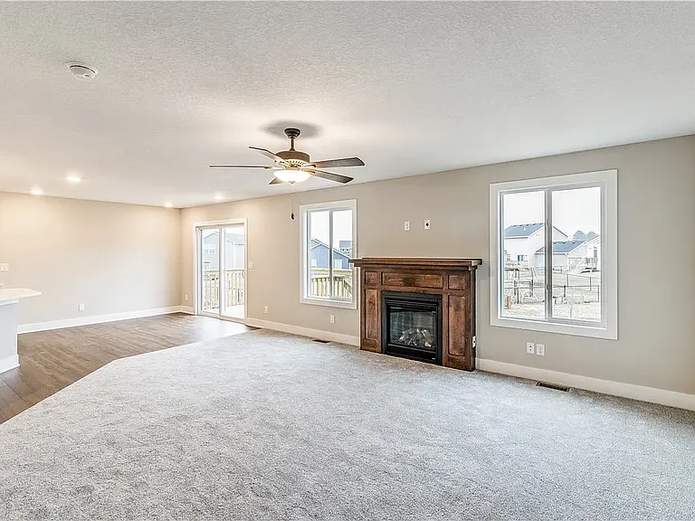 Livingroom with gas fireplace