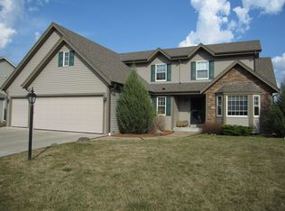 813 Hickory Creek Dr, Oconomowoc, WI 53066