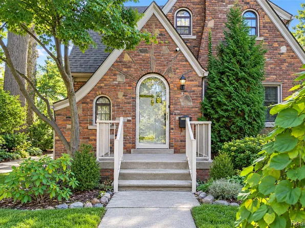 9615 Cranston St, Livonia, MI 48150