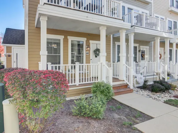44 Lakeview Pl, Lake Zurich, IL 60047