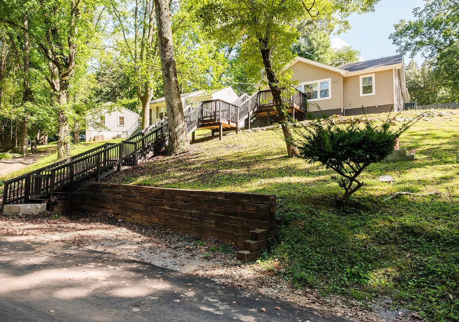712 Woodlawn Dr - Furnished Rental — Photo 2