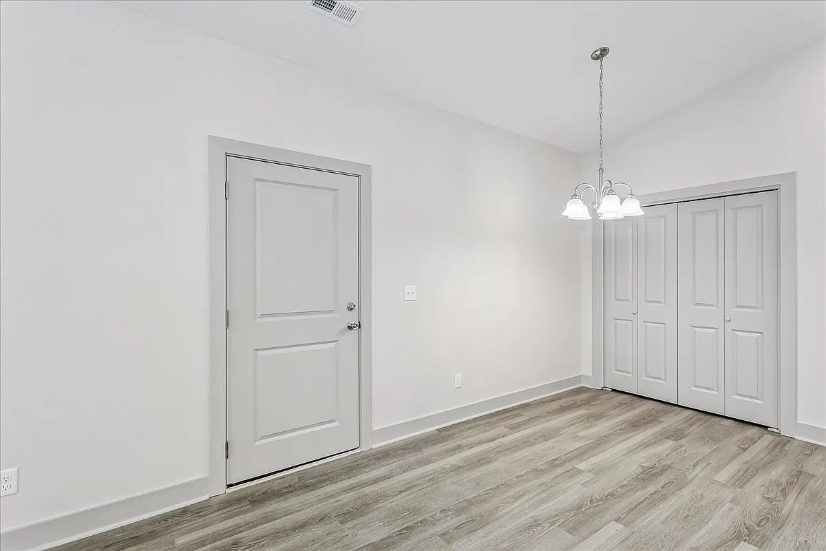 Building Photo - 2945 S Bunker Hill Dr #200