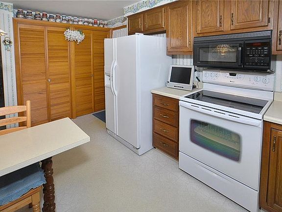 3rd image of 921 Lane Way #T
