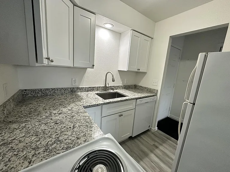 1119 W 11th Ave — Photo 4