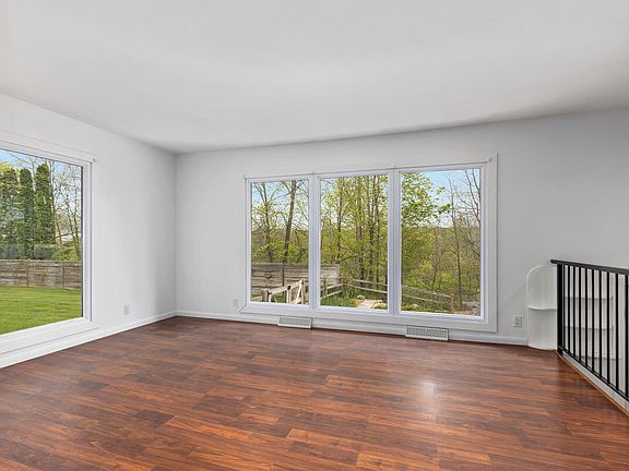 3rd image of 10958 Grand River Dr SE