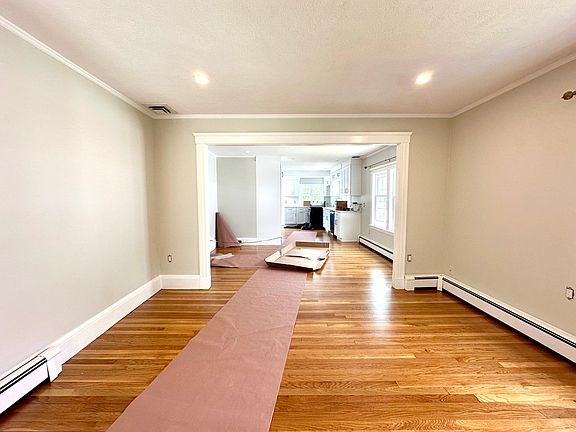 4th image of 21 Thaxter Rd