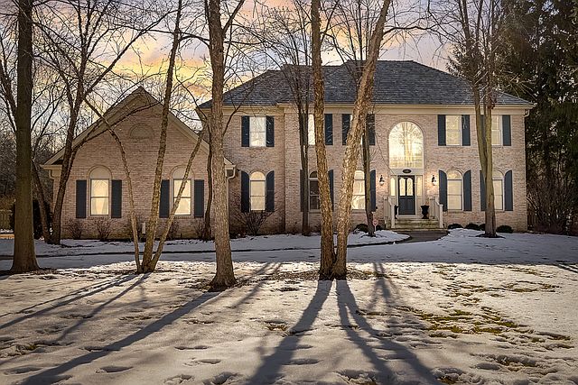 1st image of 325 Camelot Ln