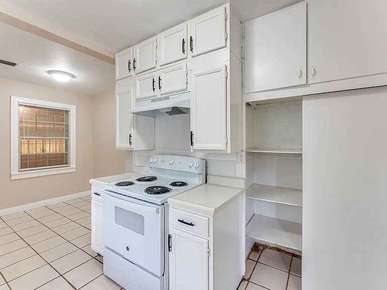 1500 W Short 17th St — Photo 7