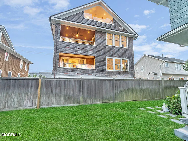 985 Ocean Ave — Photo 44