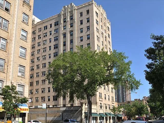 Uptown Regency - 5050 N Sheridan Rd — Photo 4