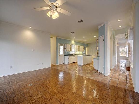 4th image of 501 S Oak Forest Dr