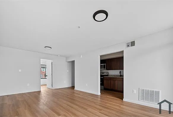 3 bed, 900 sqft, $2,250 — Photo 4