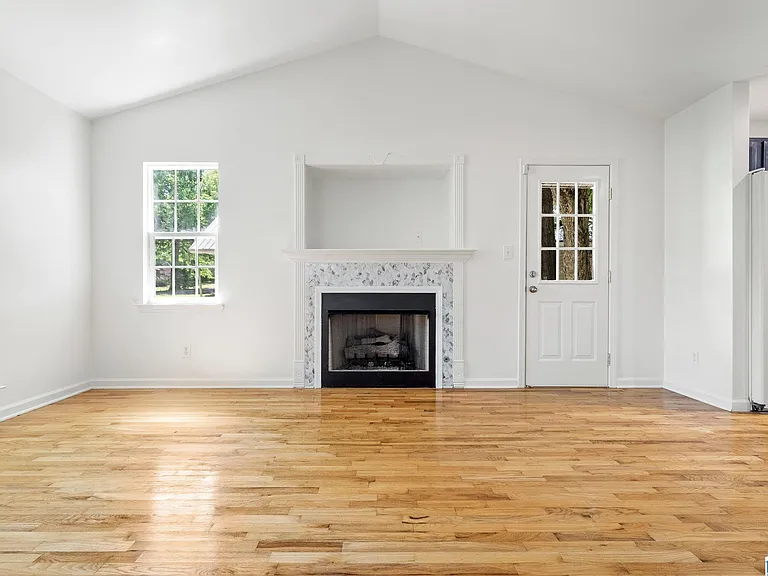 1004 W Walnut St — Photo 7